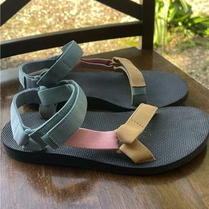 Teva color block! Size 10. Excellent shape! LITERALLY worn once!!!